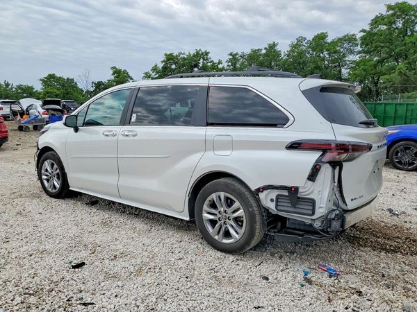 2025 TOYOTA SIENNA XLE