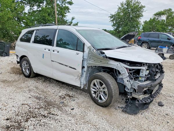 2025 TOYOTA SIENNA XLE