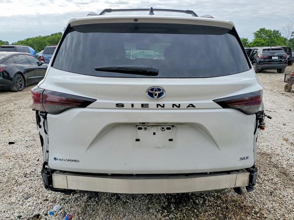 2025 TOYOTA SIENNA XLE