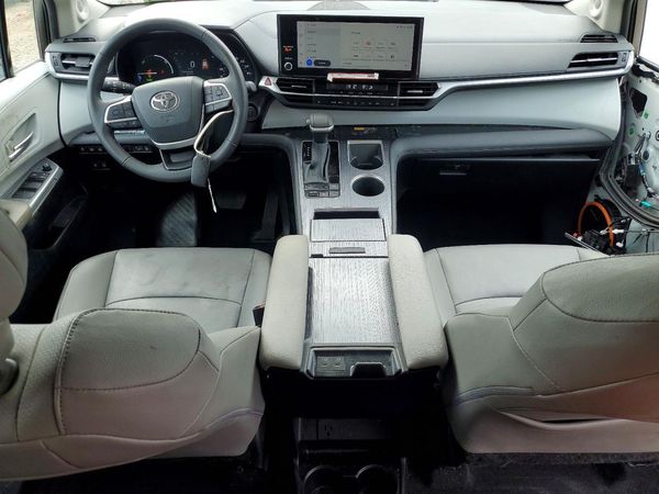 2025 TOYOTA SIENNA XLE