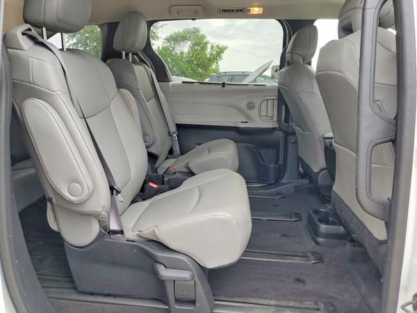 2025 TOYOTA SIENNA XLE