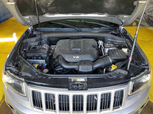 2015 JEEP GRAND CHEROKEE Laredo — Engine bay