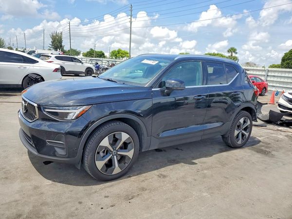 2025 VOLVO XC40
