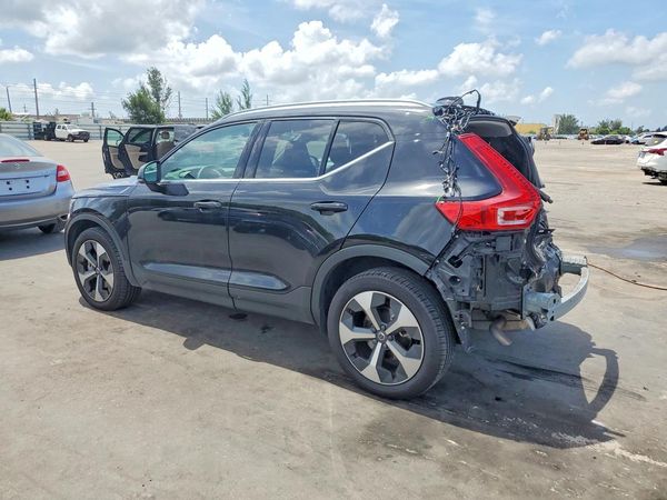 2025 VOLVO XC40