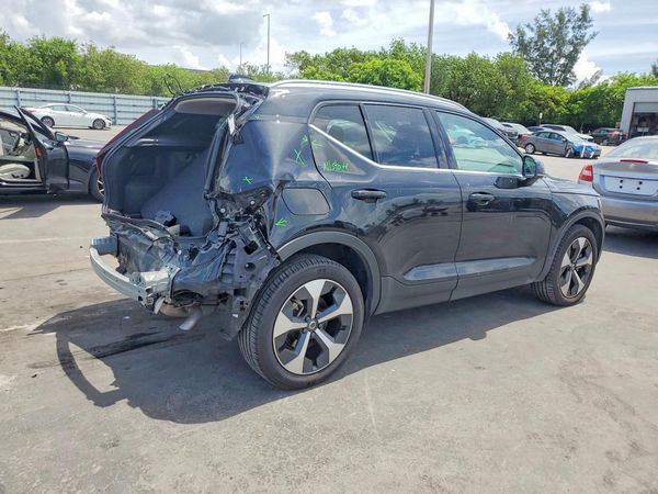 2025 VOLVO XC40
