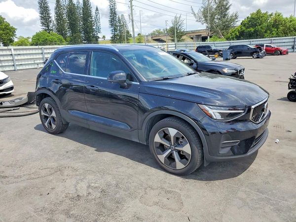 2025 VOLVO XC40