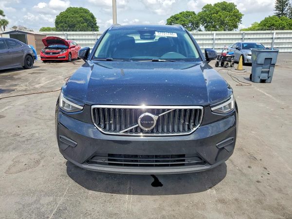 2025 VOLVO XC40
