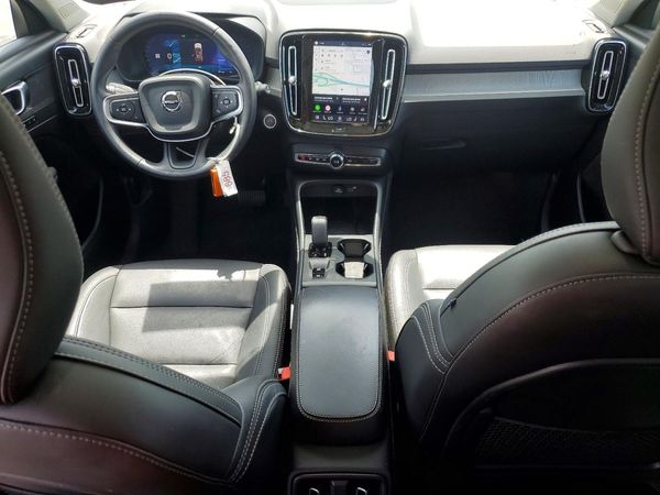 2025 VOLVO XC40