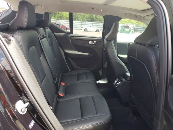 2025 VOLVO XC40