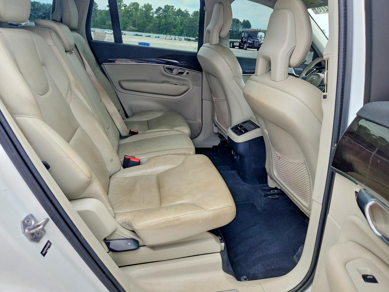2018 VOLVO XC90 Momentum