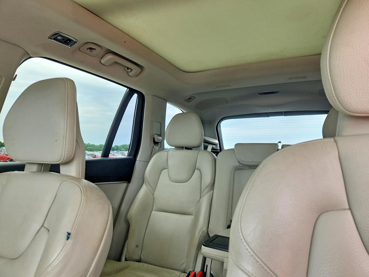 2018 VOLVO XC90 Momentum