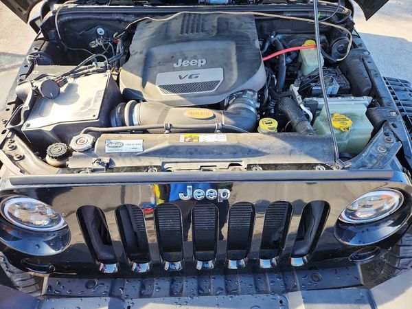 2014 JEEP WRANGLER Rubicon — Engine bay
