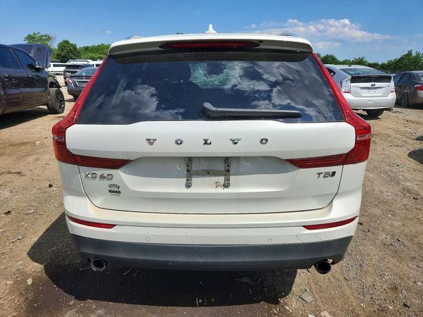 2018 VOLVO XC60 Momentum