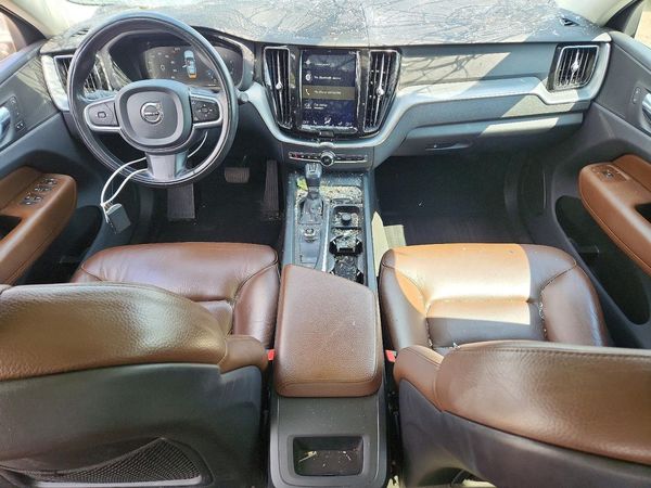 2018 VOLVO XC60 Momentum