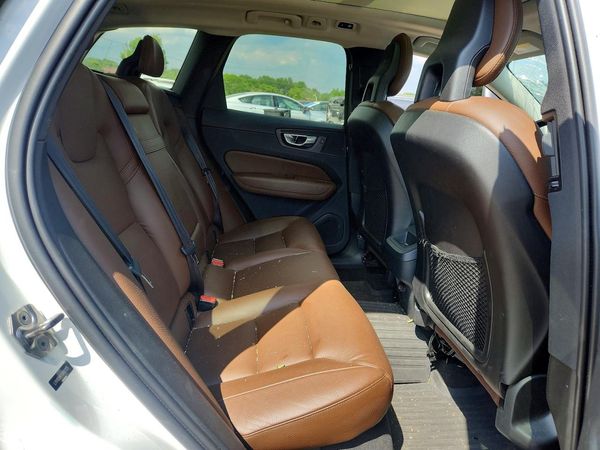 2018 VOLVO XC60 Momentum