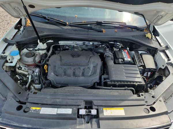 2021 VOLKSWAGEN TIGUAN — Engine bay