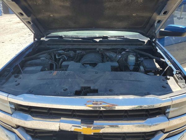 2018 CHEVROLET SILVERADO LT — Engine bay