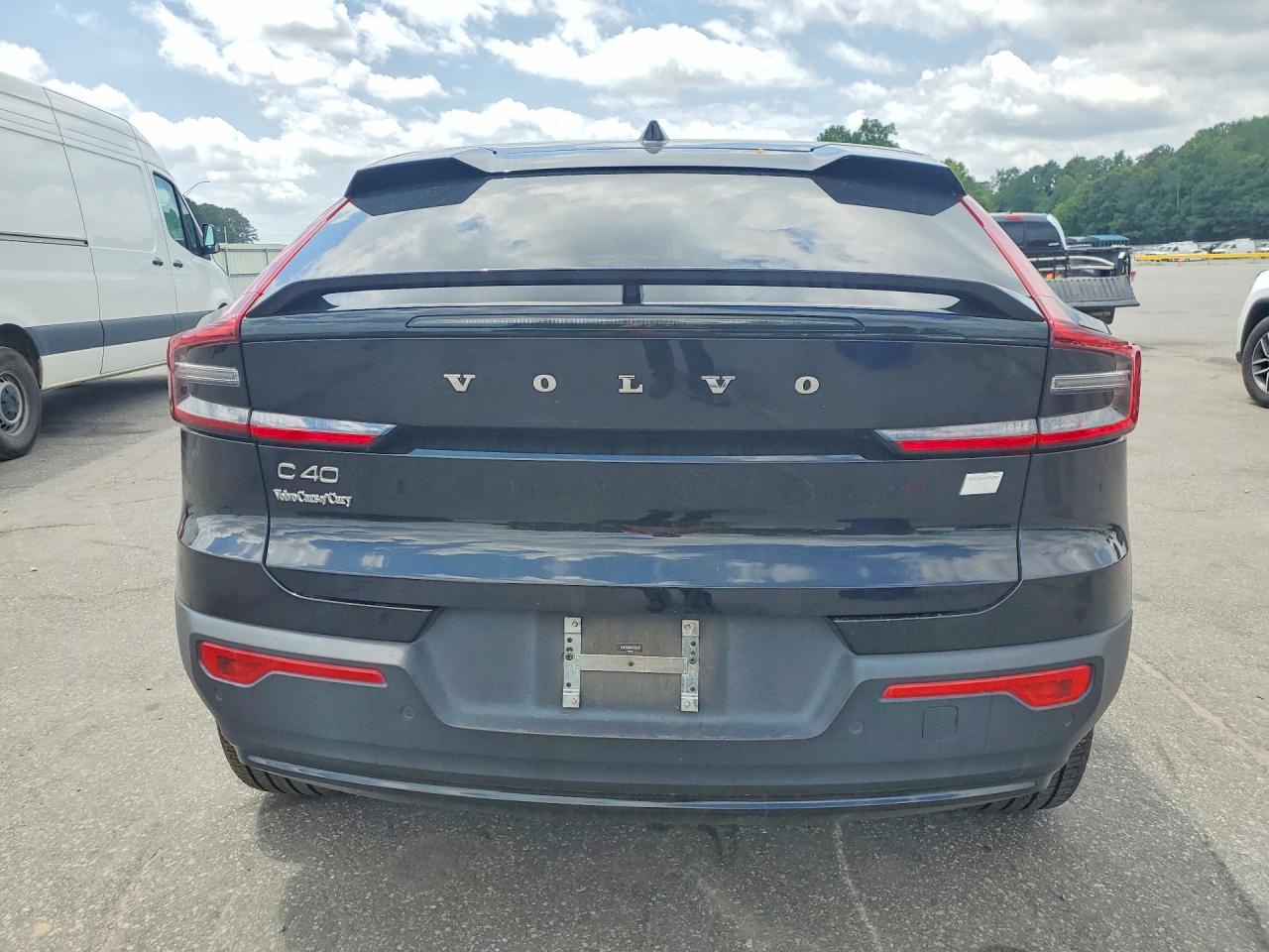 2024 VOLVO C40 Ultimate Dark