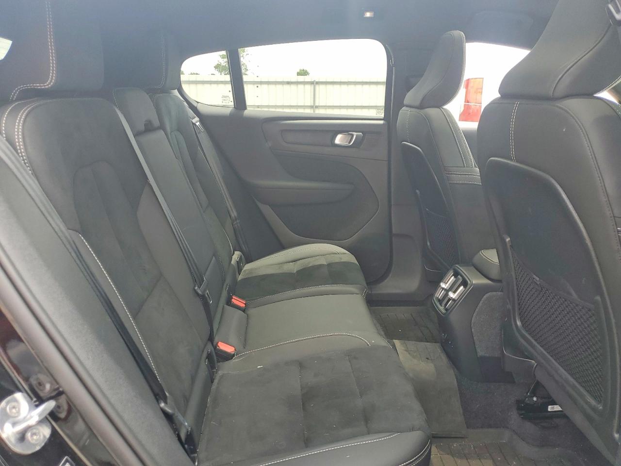 2024 VOLVO C40 Ultimate Dark