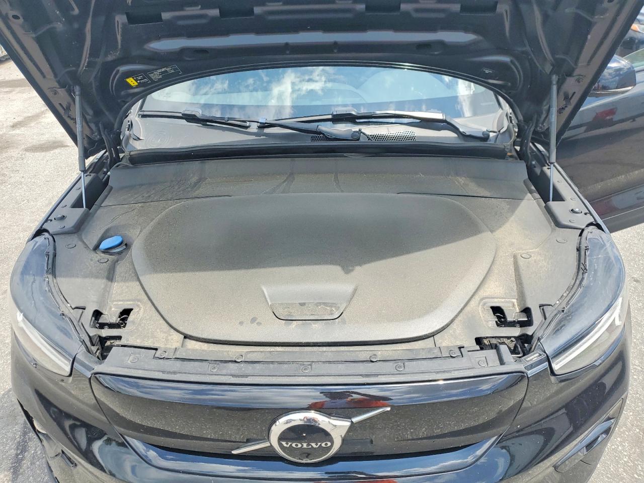 2024 VOLVO C40 Ultimate Dark
