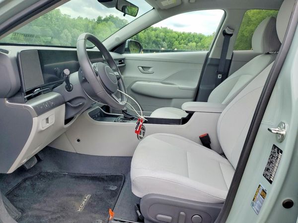 2024 HYUNDAI KONA SE