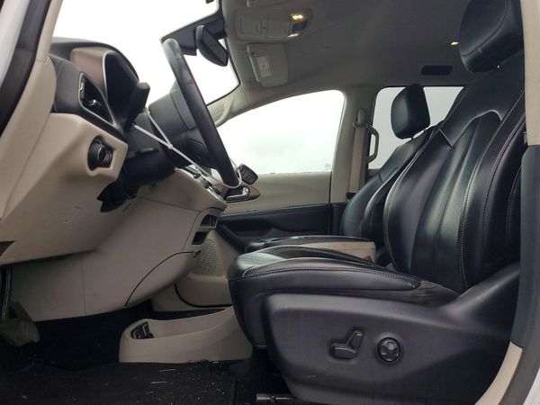2020 CHRYSLER VOYAGER