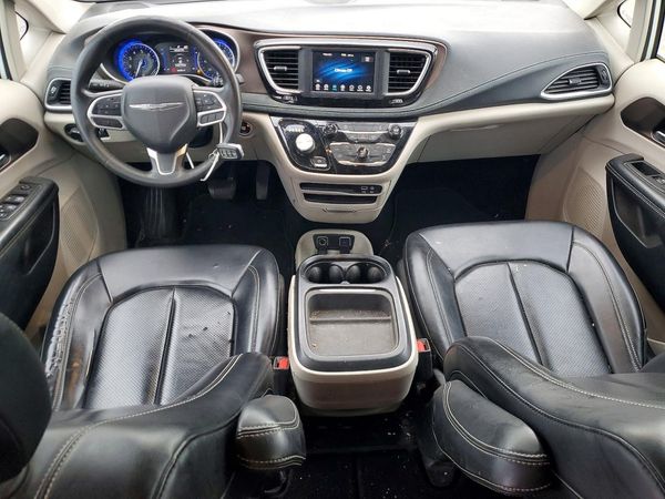 2020 CHRYSLER VOYAGER