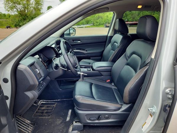 2024 NISSAN PATHFINDER SL