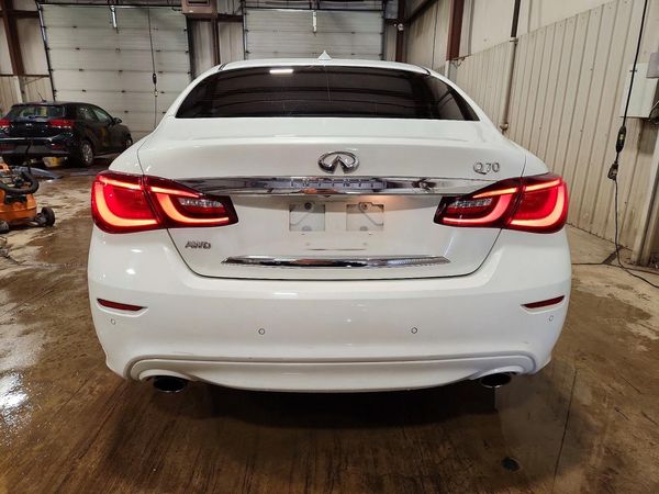 2015 INFINITI Q70