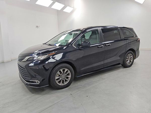 2022 TOYOTA SIENNA XLE