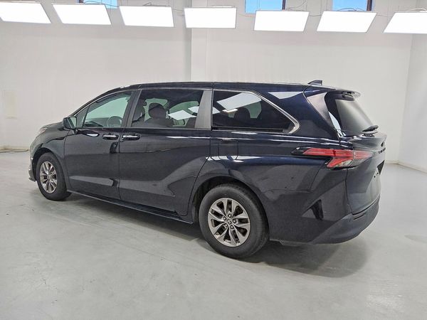 2022 TOYOTA SIENNA XLE