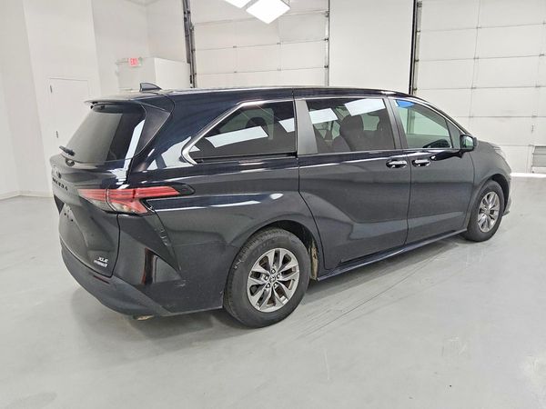 2022 TOYOTA SIENNA XLE