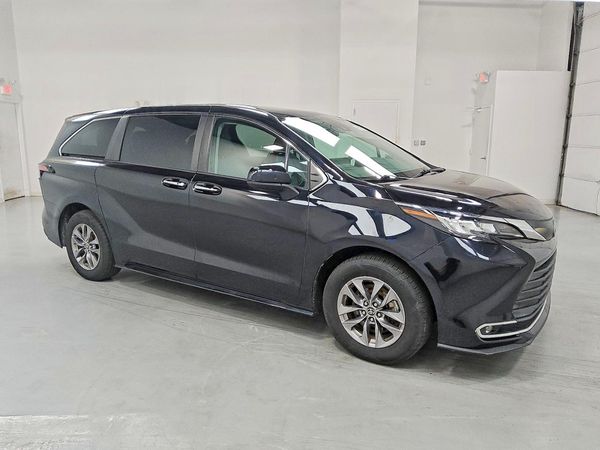 2022 TOYOTA SIENNA XLE