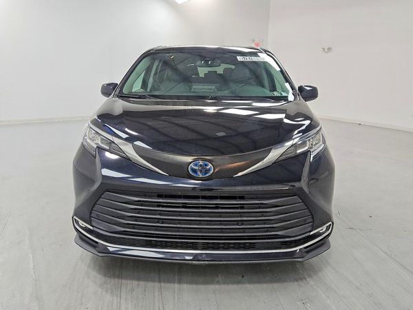 2022 TOYOTA SIENNA XLE