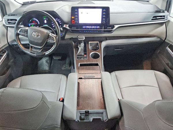 2022 TOYOTA SIENNA XLE