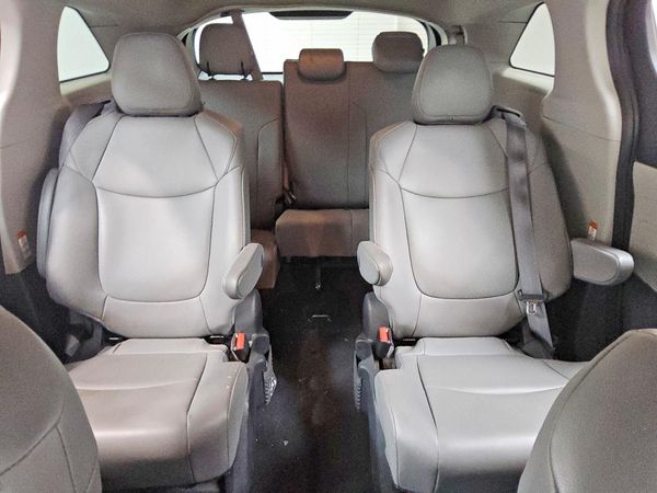 2022 TOYOTA SIENNA XLE