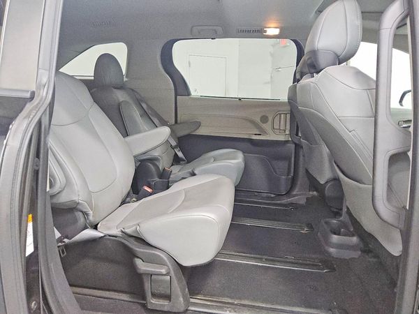 2022 TOYOTA SIENNA XLE
