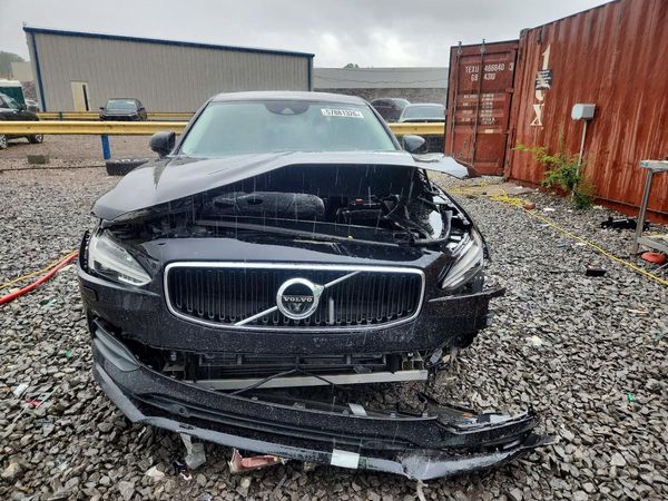 2018 VOLVO S90 Momentum
