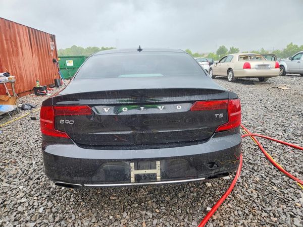 2018 VOLVO S90 Momentum