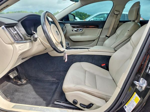 2018 VOLVO S90 Momentum