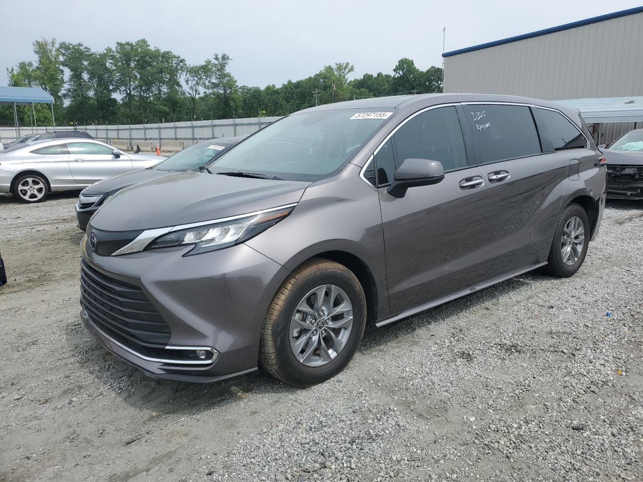2022 TOYOTA SIENNA XLE — Front 3/4