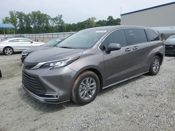 2022 TOYOTA SIENNA XLE — Front 3/4