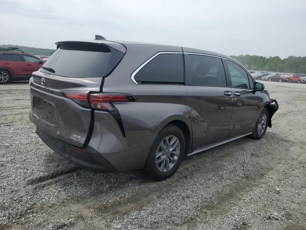 2022 TOYOTA SIENNA XLE — PSRA