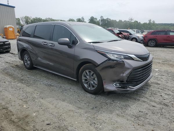 2022 TOYOTA SIENNA XLE — Passenger 3/4