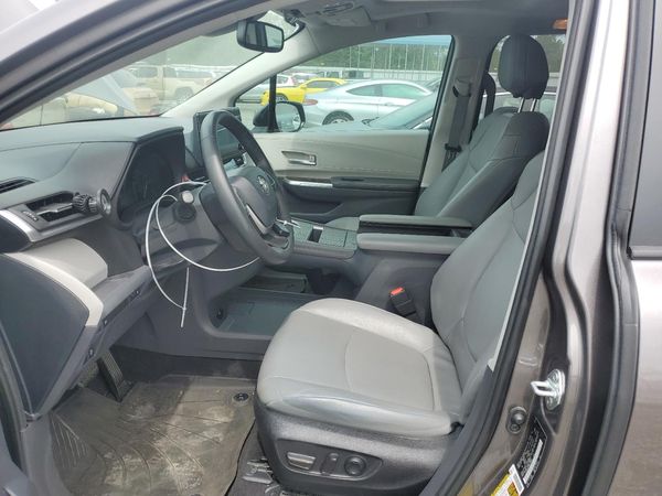 2022 TOYOTA SIENNA XLE — DENT