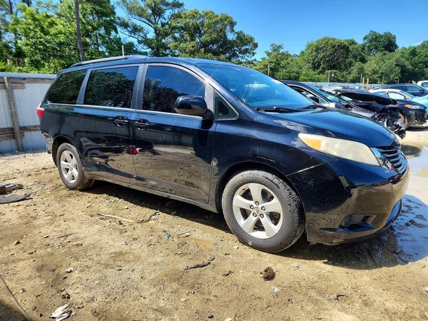 2017 TOYOTA SIENNA