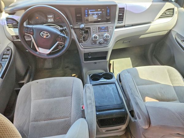 2017 TOYOTA SIENNA
