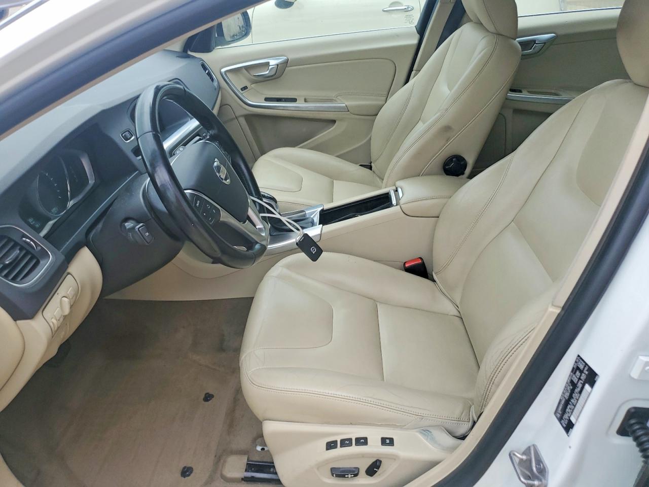 2015 VOLVO V60 Premier (non R design)
