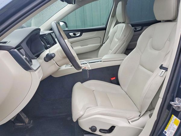 2024 VOLVO XC60 Ultimate Dark
