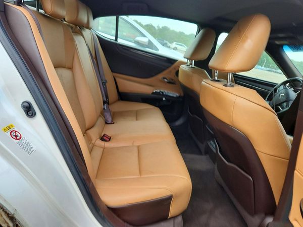 2019 LEXUS ES